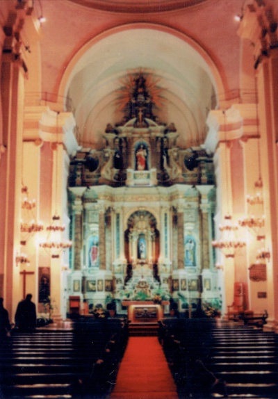 Magnífica vista del Altar Mayor de nuestra Catedral, obra del español Antonio Veiga, instalado en 1893.