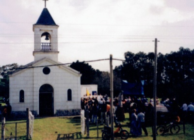 Domingo levanta y consagra la Capilla de la Asunción en la Laguna del Sauce, en 1943; procesión y acto litúrgico, el 14 de Agosto de ese año.